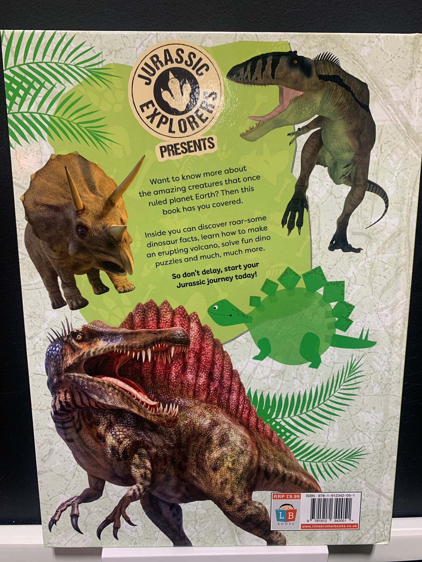 Jurassic Explorers the World of Dinosaurs annual 2023